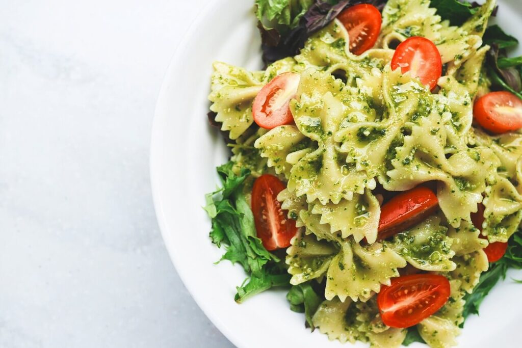 pâtes végétariennes au pesto et tomates cerises